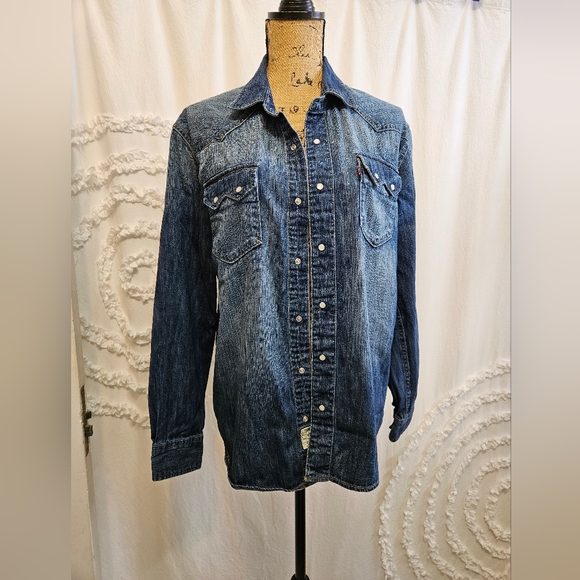 Men’s Levi Button-down Denim Shirt - Picture 13 of 16